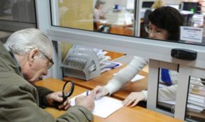 Как переселенцам Донбасса получить электронное пенсионное удостоверение