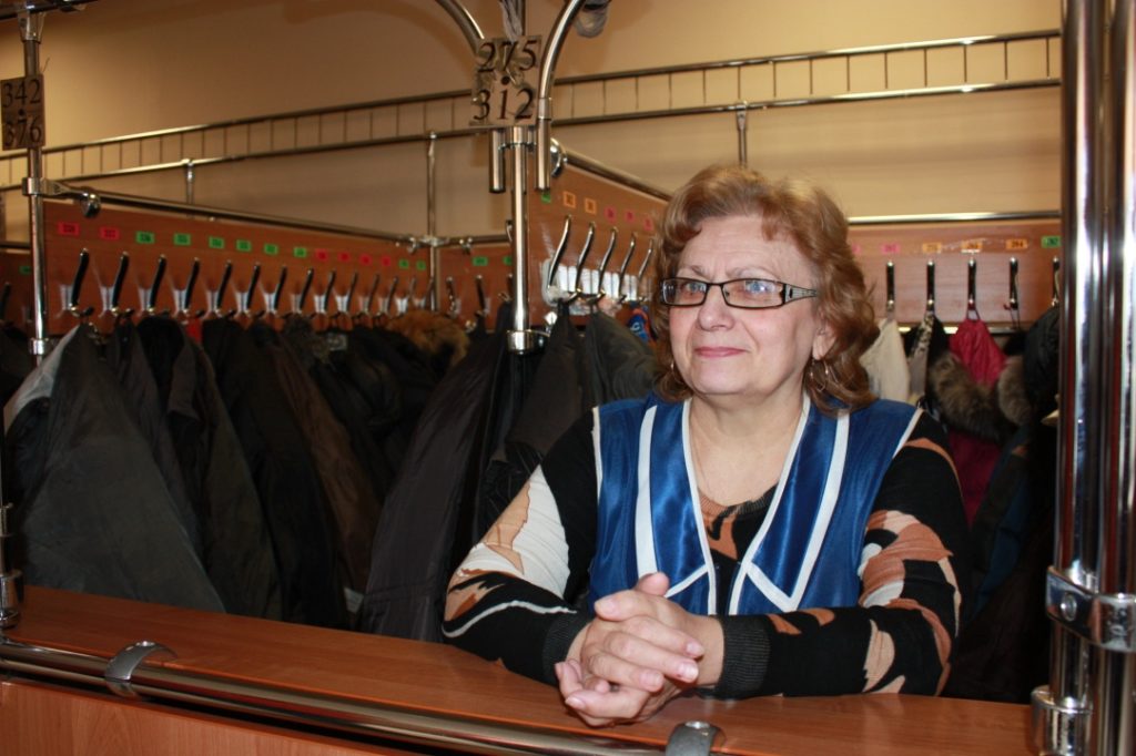 Работа гардеробщицей для пенсионеров в Москве