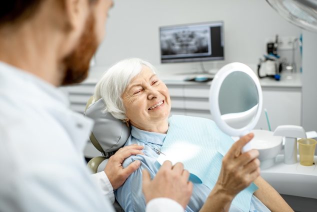 Как пенсионерам лечить зубы по полису ОМС
